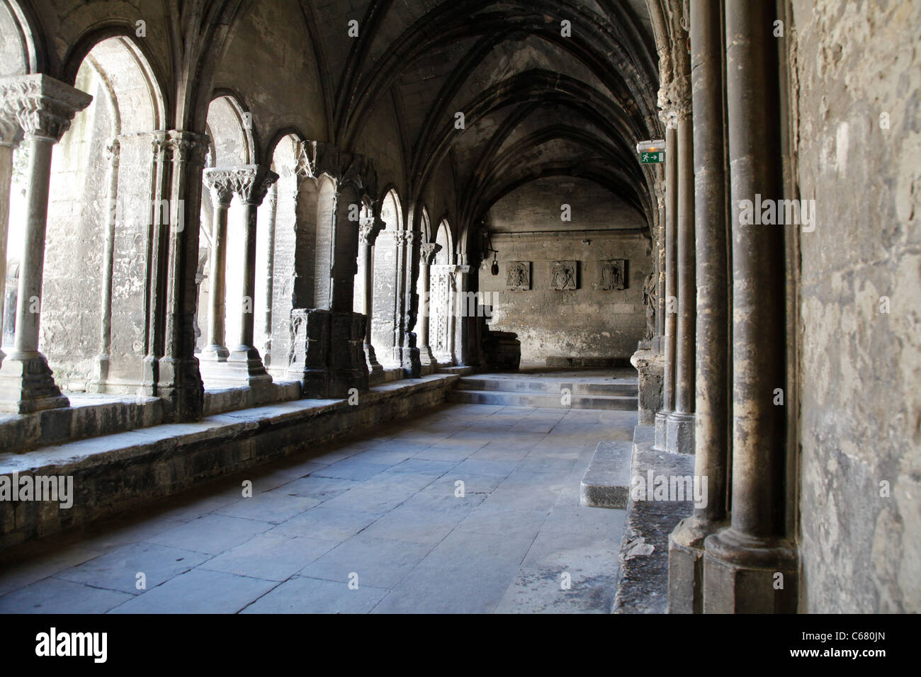 Il chiostro della chiesa di San Trophime Foto Stock