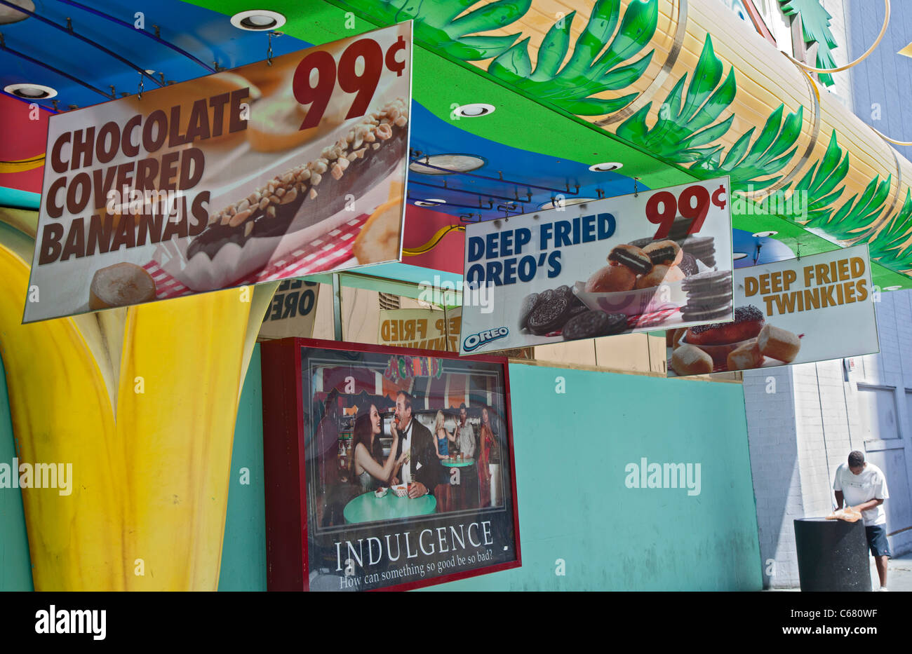 Las Vegas, Nevada - Segni al di fuori di un casinò pubblicità malsana snack. Foto Stock