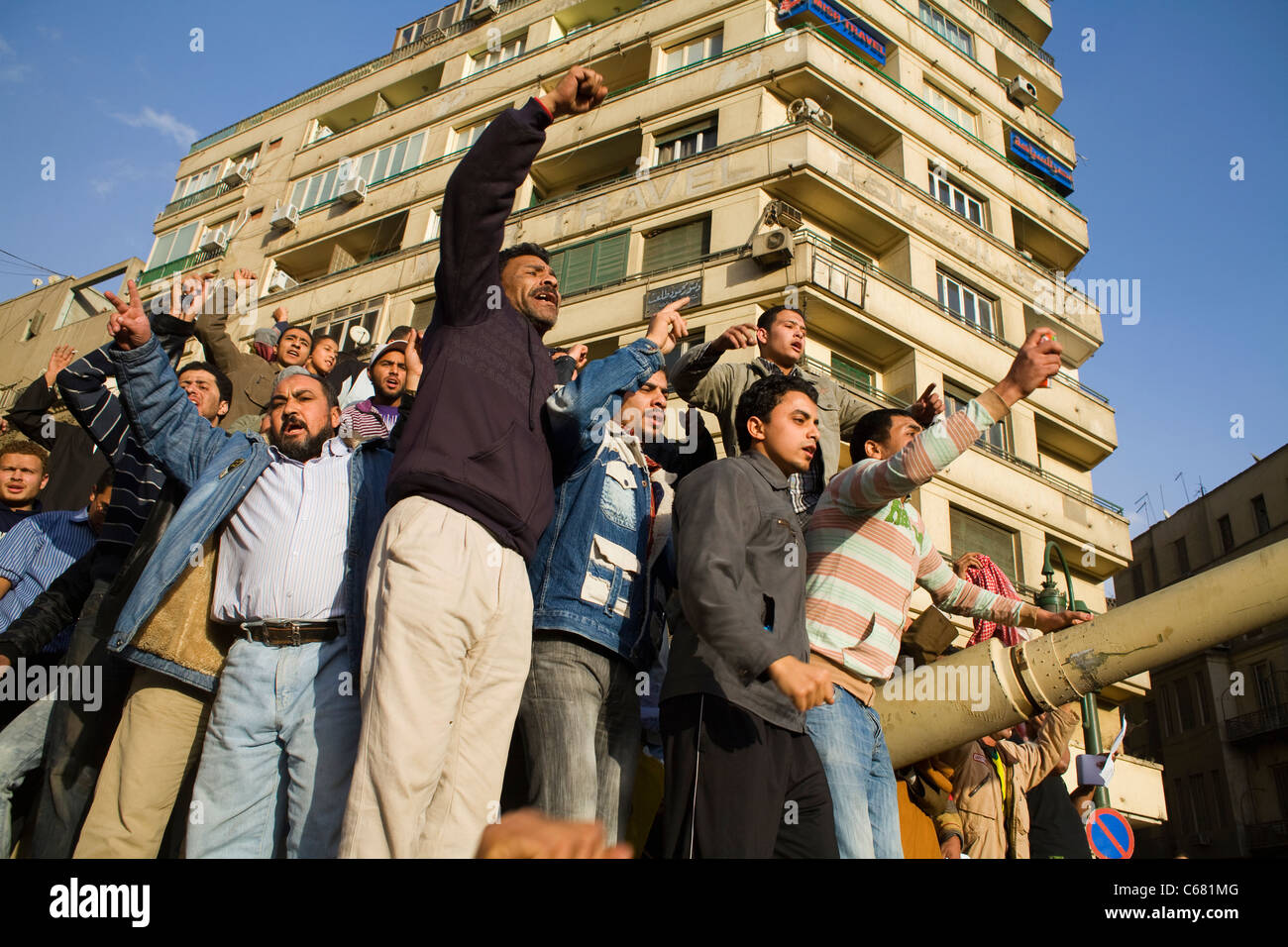 Governo anti-manifestanti celebrare in un serbatoio in piazza Tahrir pieno sul primo giorno del quadrato dell'occupazione su GEN29, 2011 Foto Stock