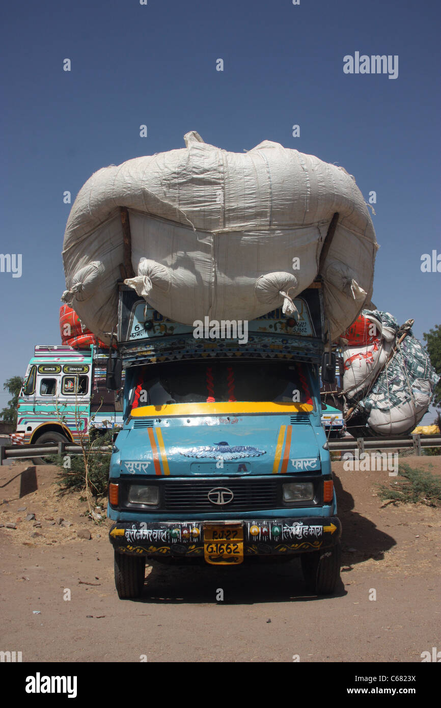 Fortemente sovraccaricato camion che trasportano il raccolto parcheggiato nel deserto vicino a Kota Rajasthan Foto Stock