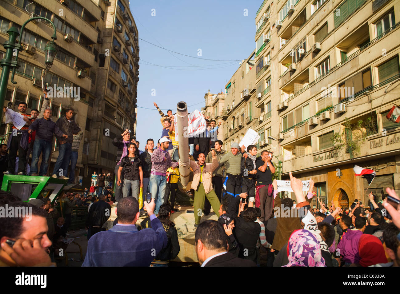 Manifestanti celebrare in cima a un serbatoio su GEN29, 2011, il primo giorno del governo anti-occupazione di quello del Cairo Piazza Tahrir Foto Stock