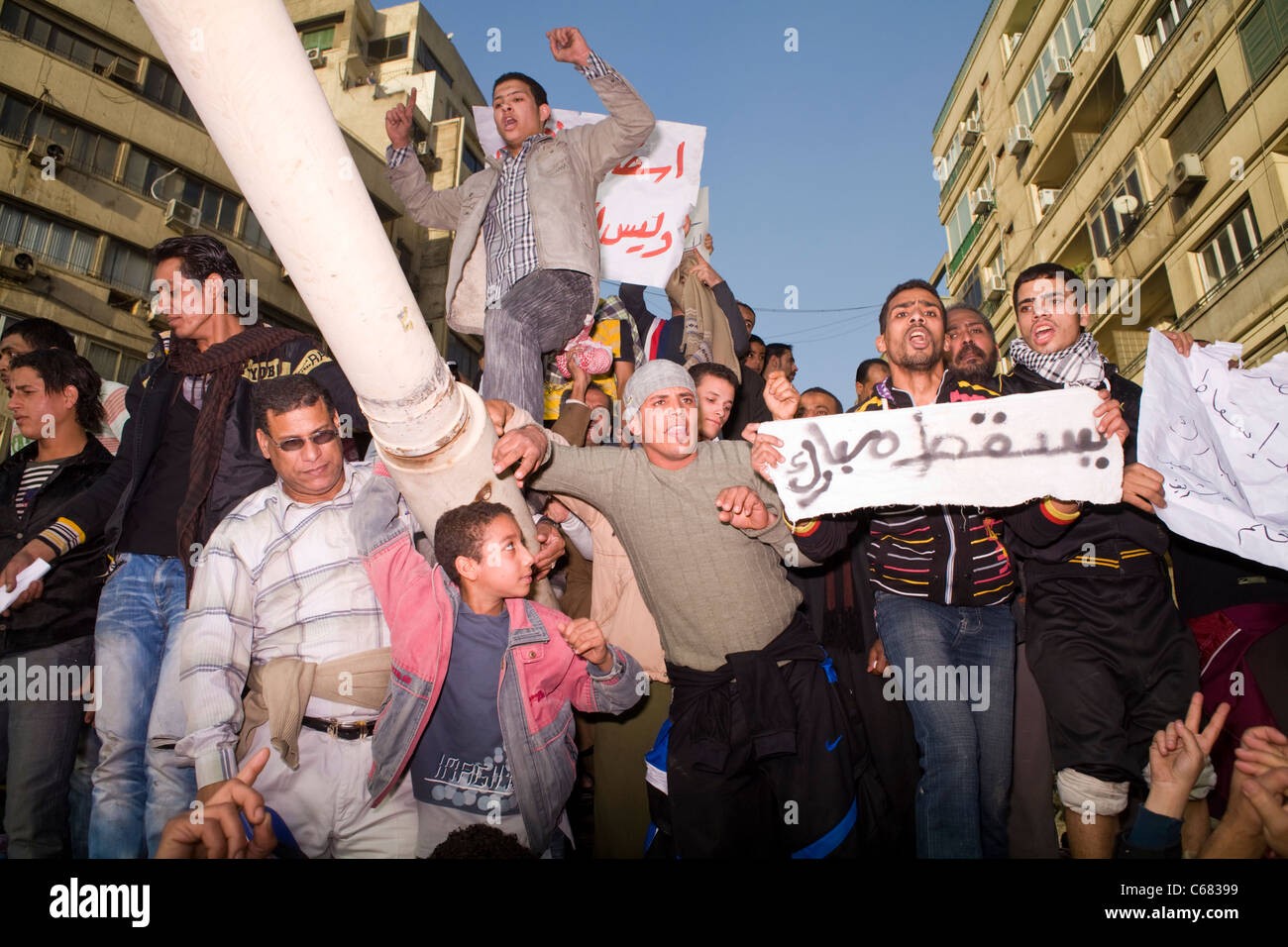 Manifestanti celebrare in cima a un serbatoio su GEN29, 2011, il primo giorno del governo anti-occupazione di quello del Cairo Piazza Tahrir Foto Stock