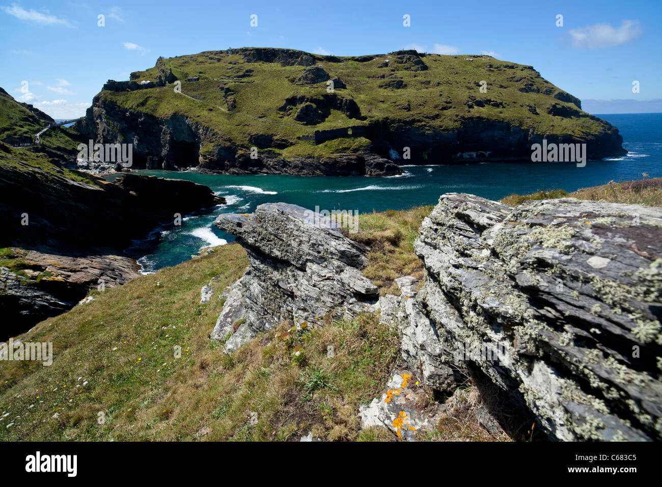 Vista di Tintagel dal vicino promontorio Barras naso sulla costa della Cornovaglia Foto Stock