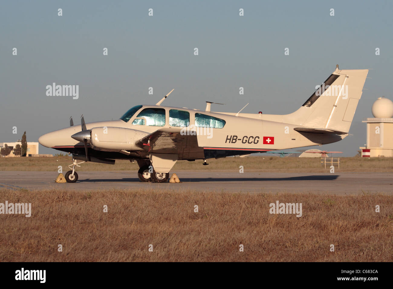 Parcheggiato Beechcraft Baron 55 aeromobili leggeri Foto Stock