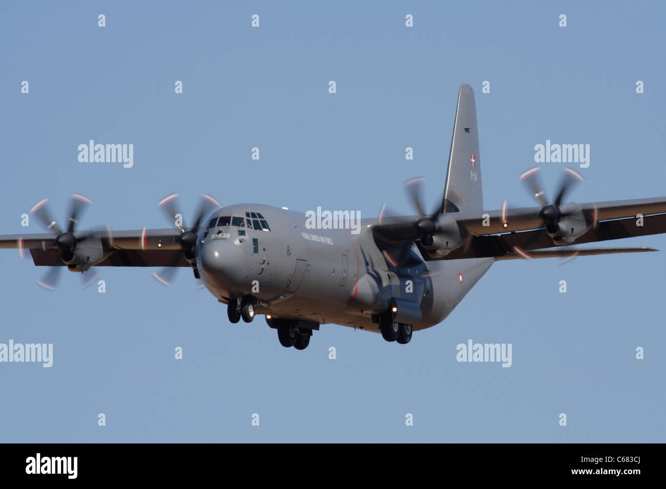 Royal Danish Air Force Lockheed Martin C-130J Hercules a quattro motori a turboelica da trasporto militare piano. Close up vista frontale. Foto Stock