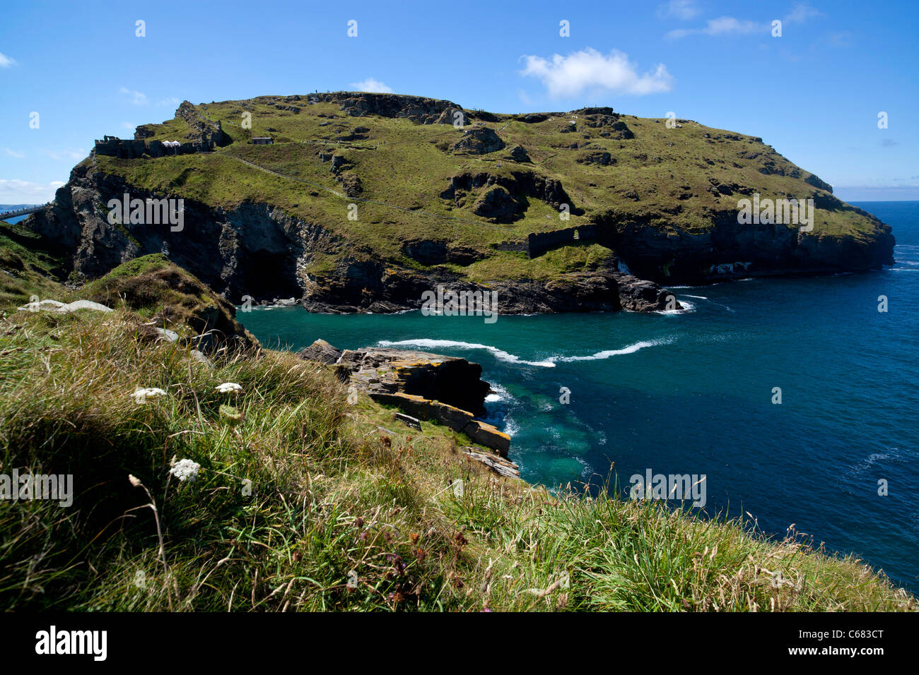 Vista di Tintagel dal vicino promontorio Barras naso sulla costa della Cornovaglia Foto Stock