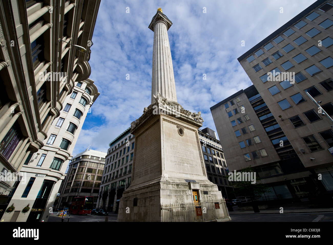 Il Monumento, eretto nei pressi di Pudding Lane, dove iniziò il Grande incendio di Londra nel 1666, che ora è un'attrazione turistica londinese Foto Stock