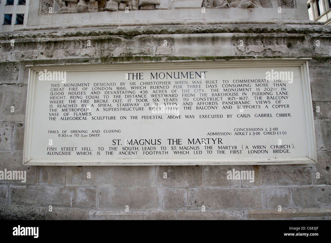 Il Monumento, eretto nei pressi di Pudding Lane, dove iniziò il Grande incendio di Londra nel 1666, che ora è un'attrazione turistica londinese Foto Stock