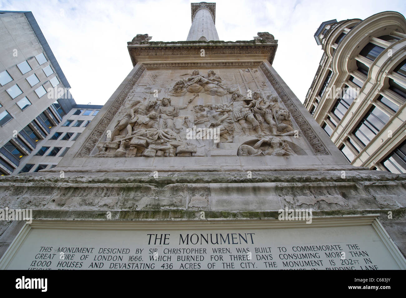 Il Monumento, eretto nei pressi di Pudding Lane, dove iniziò il Grande incendio di Londra nel 1666, che ora è un'attrazione turistica londinese Foto Stock