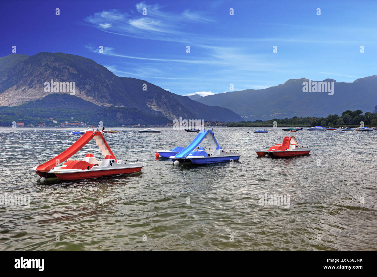 Tre pedalò sul Lago Maggiore Foto stock - Alamy