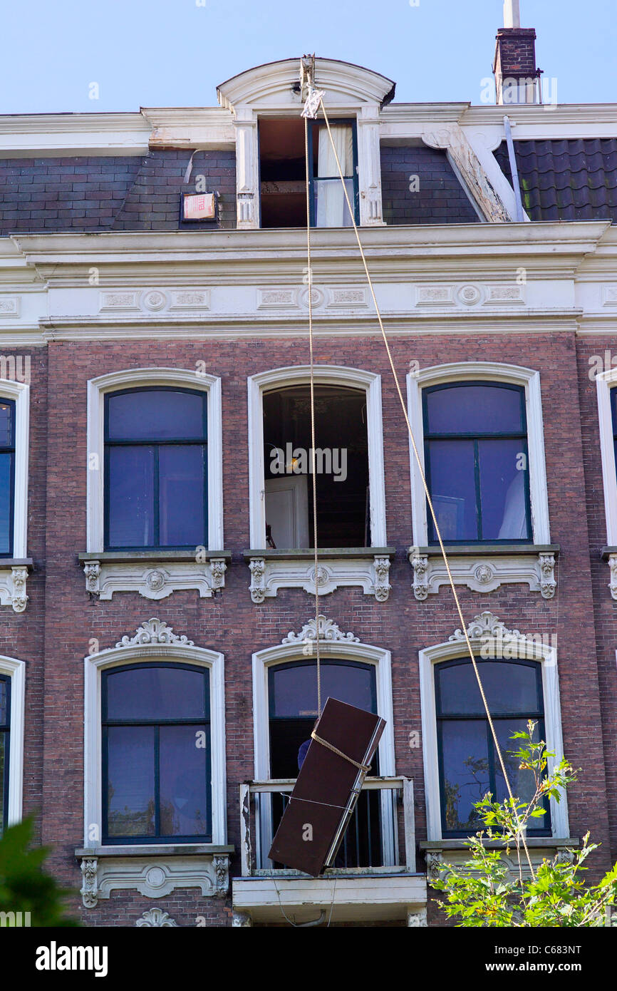 Il modo tradizionale di mobili di sollevamento al piano di sopra in Amsterdam - sollevamento con puleggia singola Foto Stock