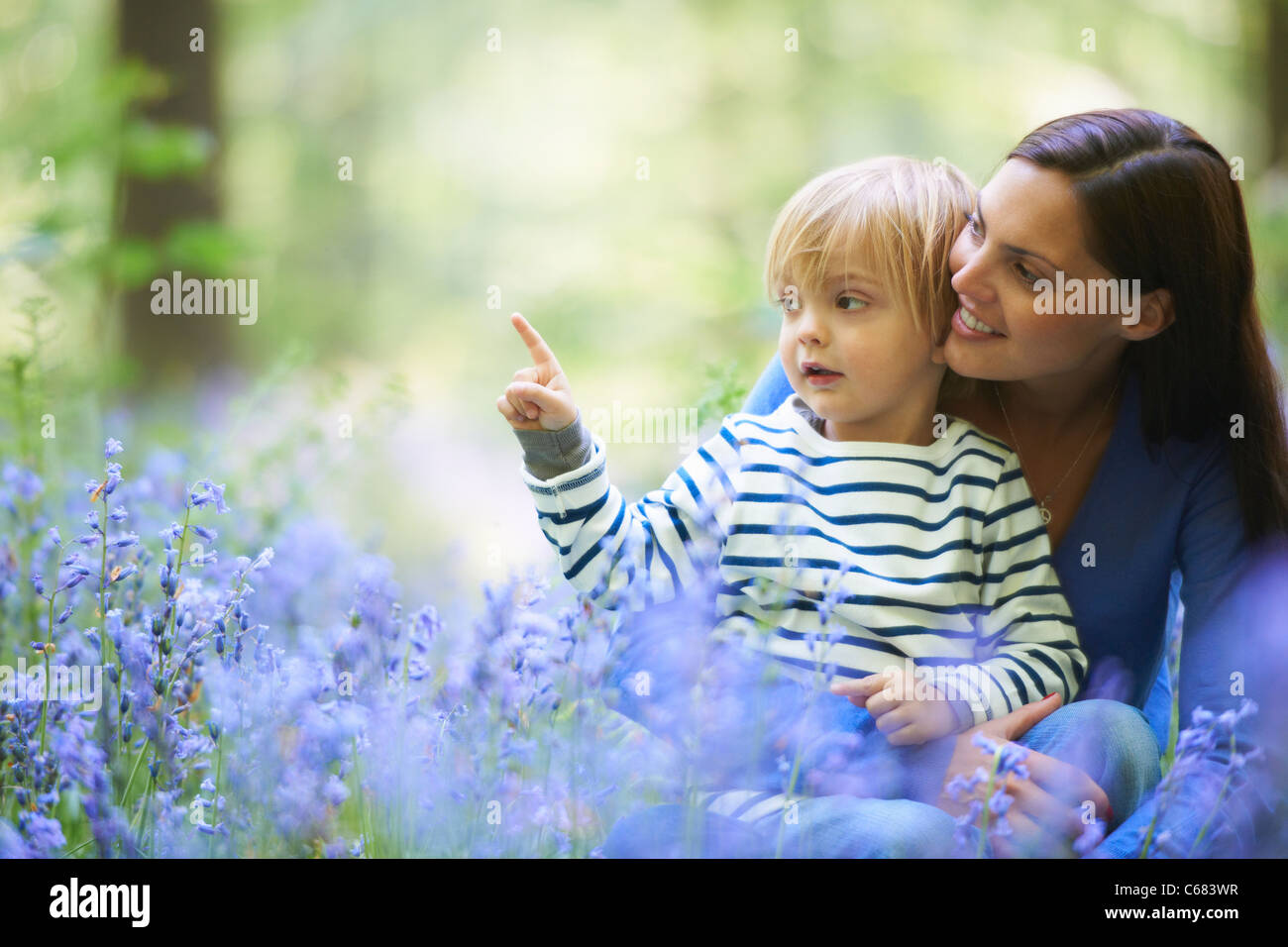 La madre e il figlio nel campo di fiori Foto Stock