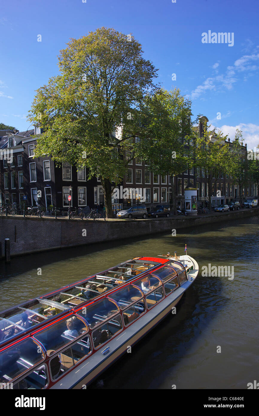 Imbarcazione turistica nel canale di Amsterdam Foto Stock