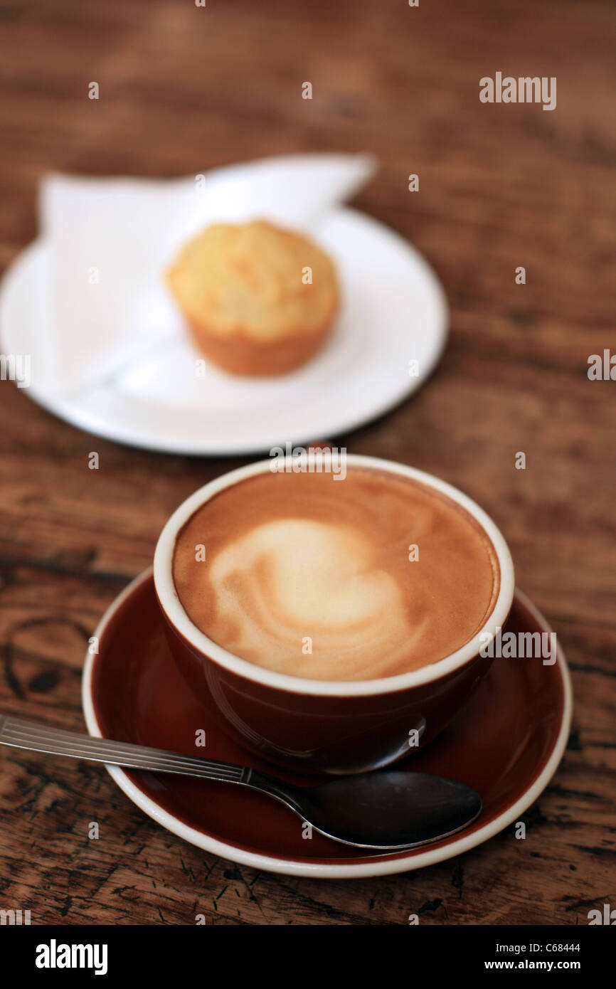 Piatto bianco caffè e muffin Foto Stock