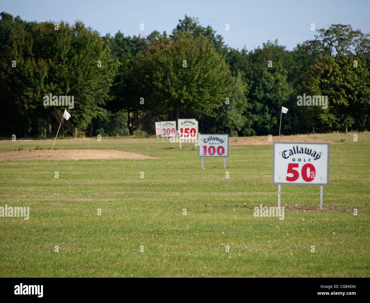 Golf tee off corso di formazione con scala distanze. Domaine Saint Hilaire golf, Roiffé, Valle della Loira, Francia Foto Stock