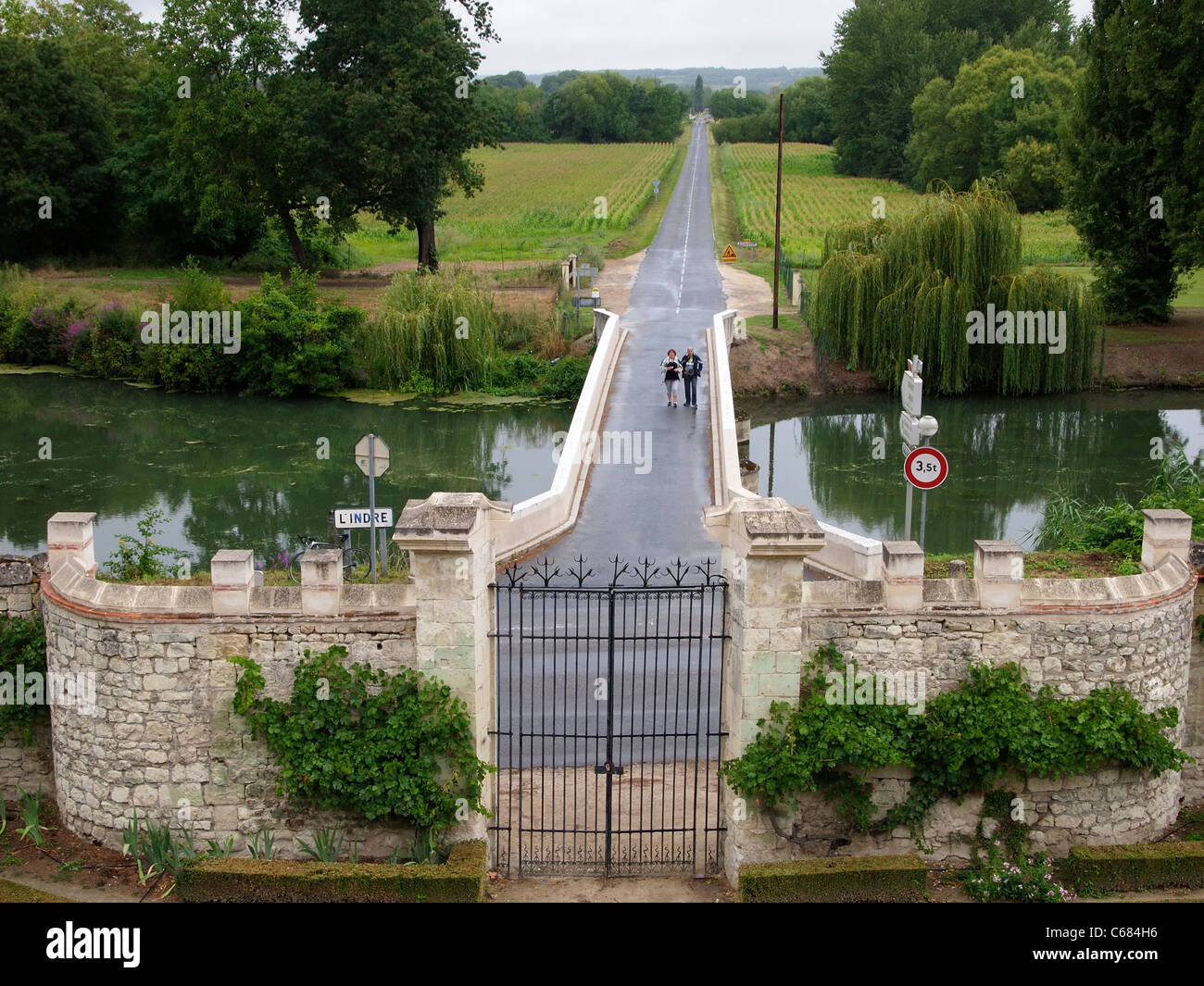Ponte sul fiume Indre, visto da Chateau de Ussé, Valle della Loira, Francia Foto Stock
