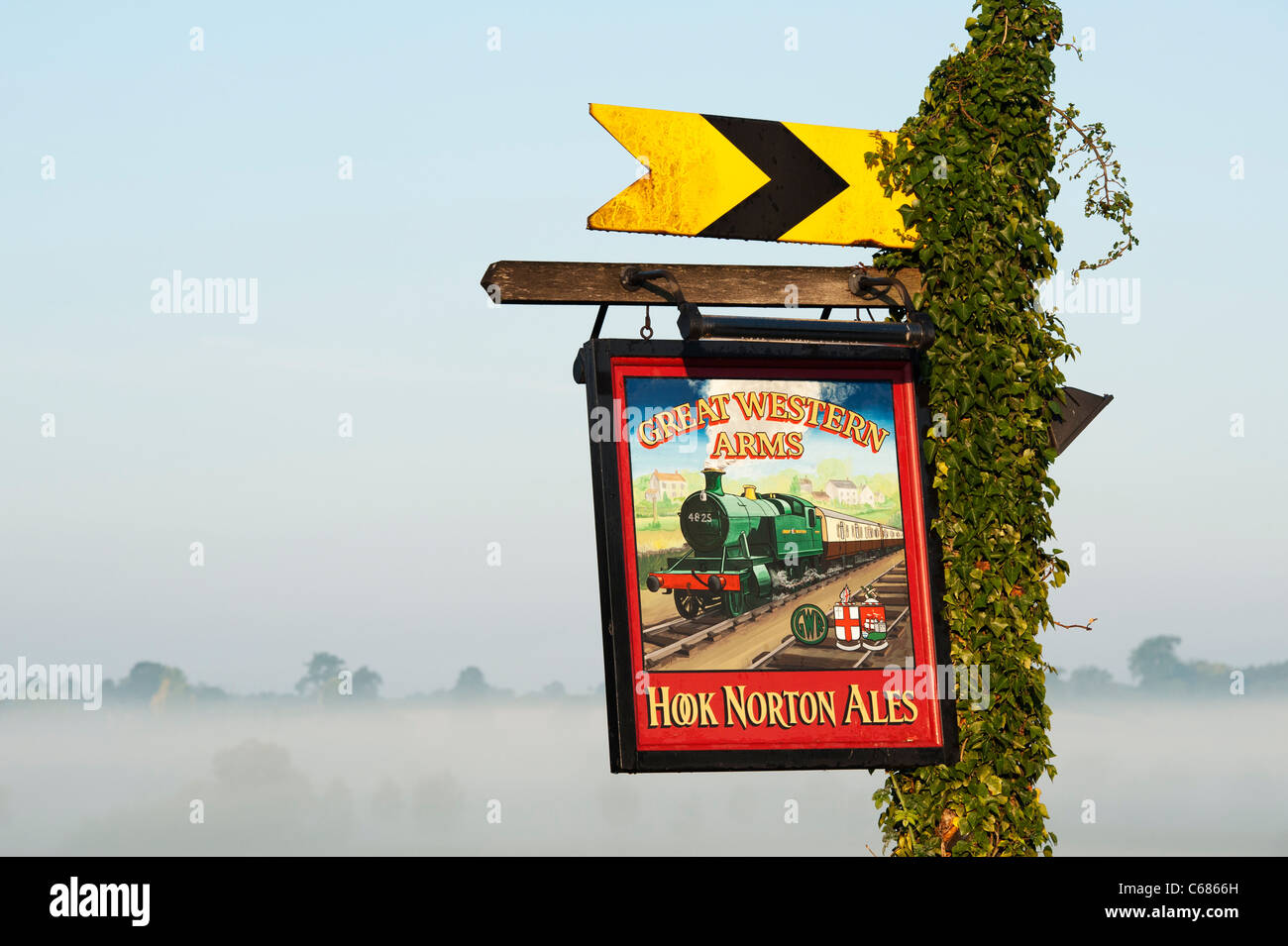 Pub inglese sign in una nebbiosa mattina presso la Great Western Arms , Aynhoe, Banbury, Oxfordshire, Inghilterra Foto Stock