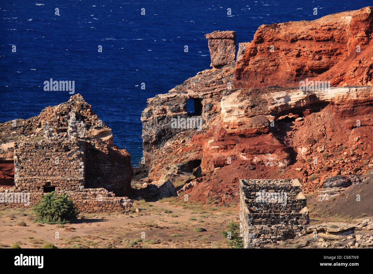 Gli abbandonati di ferro e magnesio miniere di vani Cape, isola di Milos, Cicladi Grecia Foto Stock