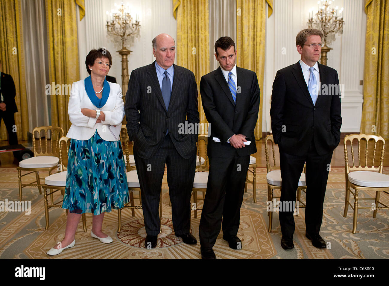 Senior Advisor Valerie Jarrett, Capo del personale di Bill Daley, Senior Advisor David Plouffe e premere il Segretario Jay Carney ascolta Foto Stock