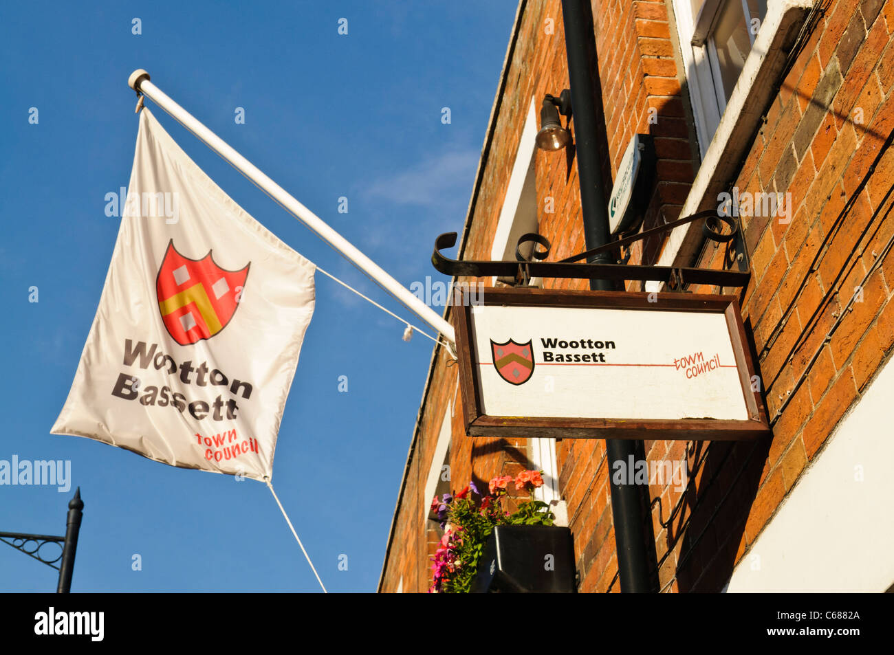 Wotton Basset consiglio comunale bandiera e firmare Foto Stock
