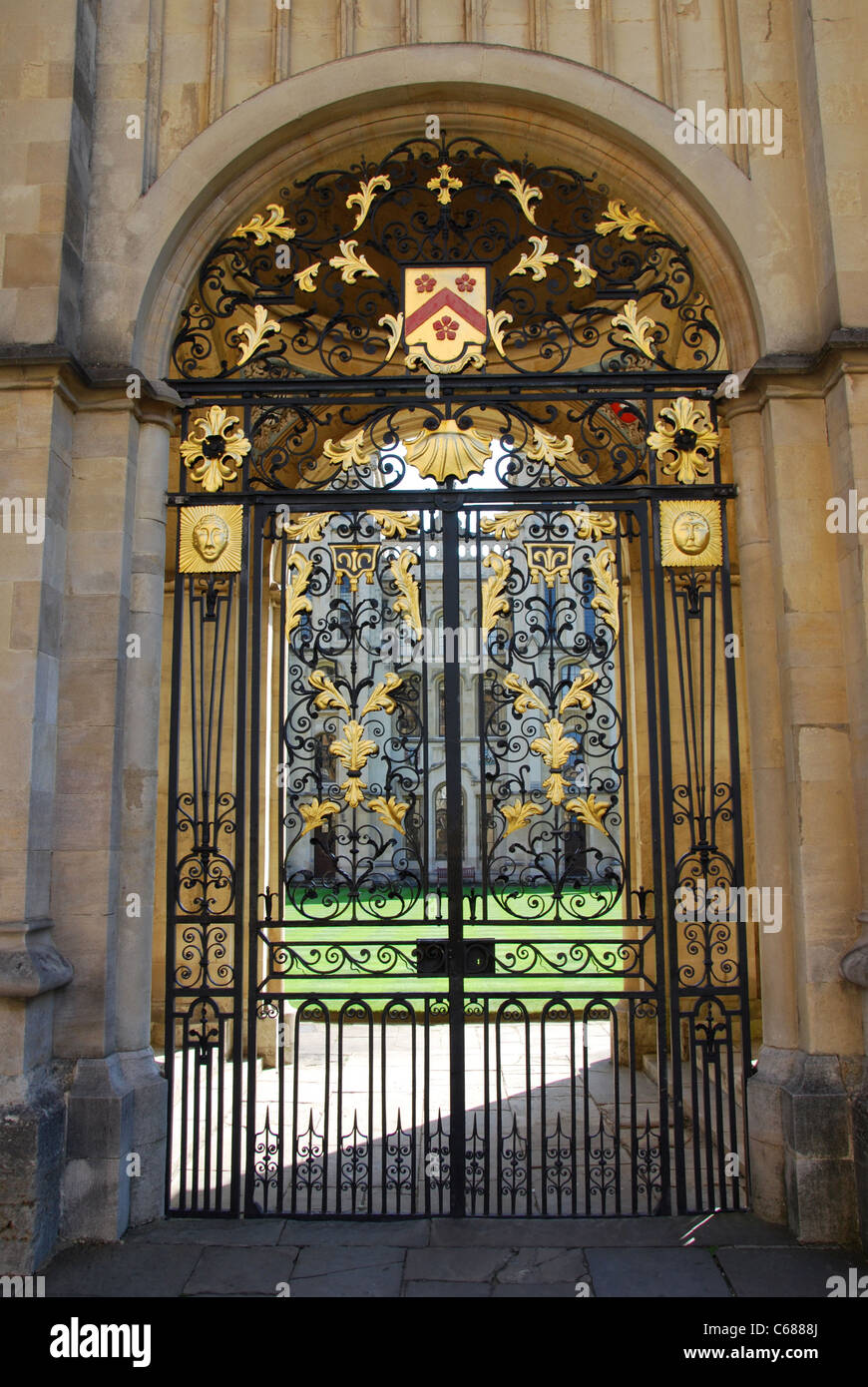 Cancello del quadrangolo di tutte le anime College di fronte Radcliffe Camera Oxford Regno Unito Foto Stock