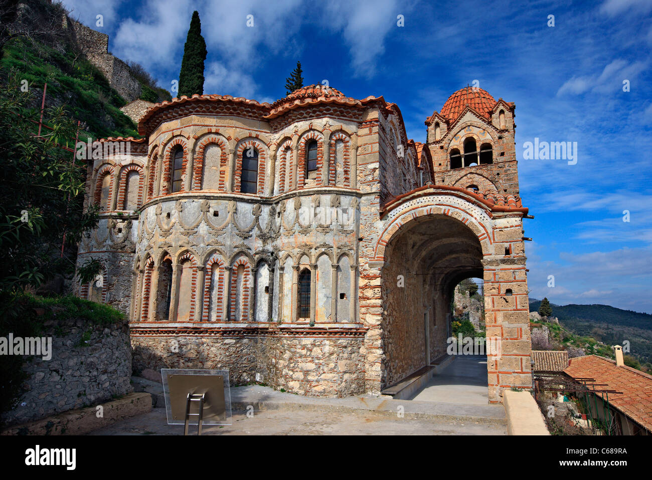 La chiesa del monastero Pantanassa nel medioevo, bizantina "castletown' di Mistra, vicino a Sparta, Peloponneso e Grecia. Foto Stock