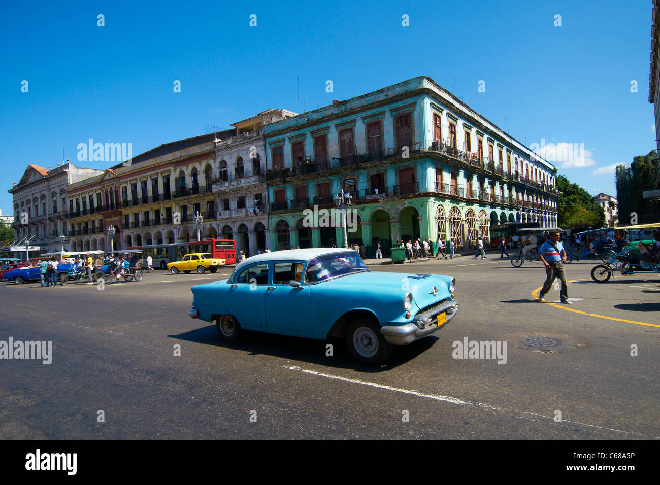 Big Blu vecchi degli anni cinquanta americano auto nel centro di Avana Cuba Foto Stock