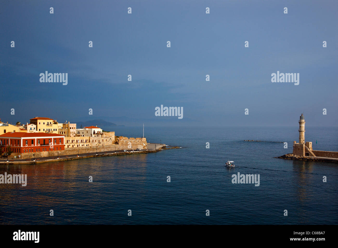L'entrata del vecchio porto veneziano di Hania (al mattino presto prendere) Creta, Grecia. Foto Stock