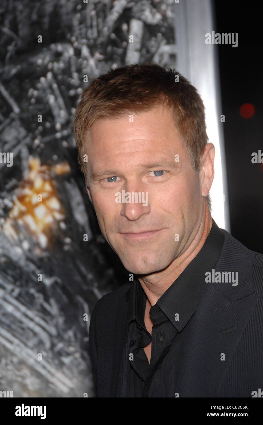 Aaron Eckhart presso gli arrivi per la battaglia: LOS ANGELES Premiere, Regency Village Theatre di Los Angeles, CA 8 marzo 2011. Foto Da: Michael Germana/Everett Collection Foto Stock