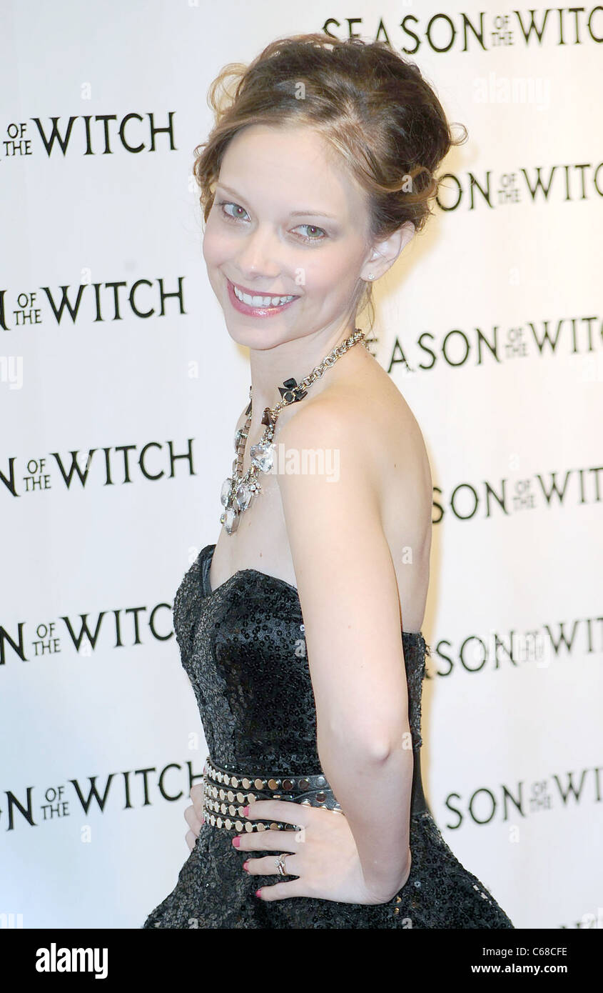 Rebecca Kennedy presso gli arrivi per la Stagione della strega Premiere, AMC Loews Lincoln Square Theatre di New York, NY Gennaio 4, 2011. Foto di: Kristin Callahan/Everett Collection Foto Stock