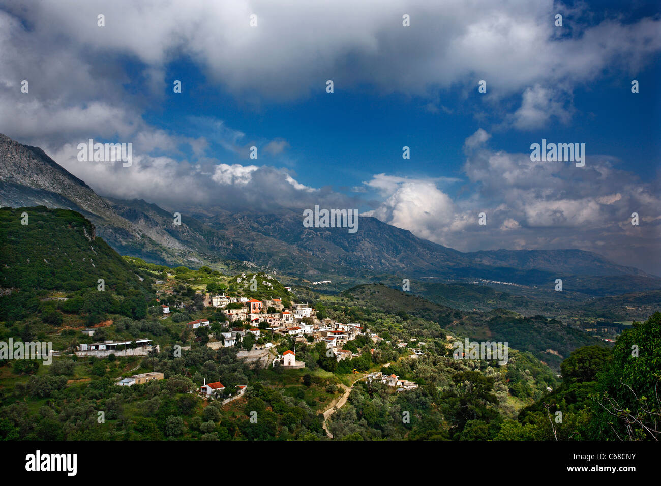 Vista parziale di Amari valley con Kalogeros (o 'Kalogeroi') villaggio in primo piano. Rethymnon, Creta, Grecia. Foto Stock