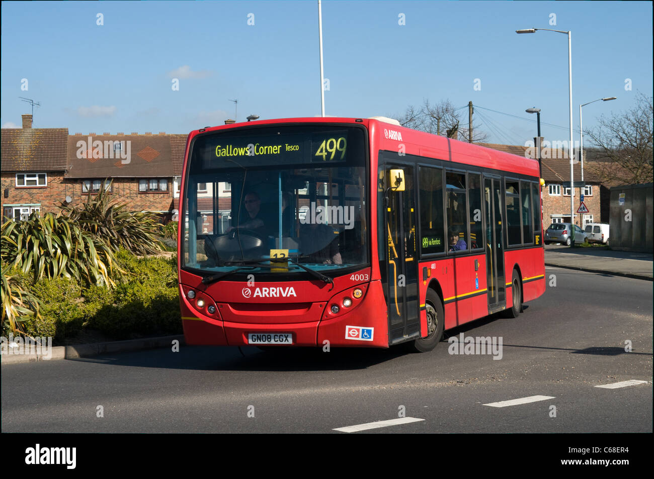 Un Alexander Dennis (AD) Enviro 200 azionato da arriva nelle contee del sud attraversa il Boisdale Avenue rotonda mentre sul 499 Foto Stock