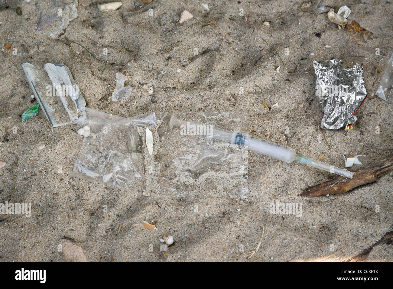 Ago Ipodermico giacente su una spiaggia Foto Stock