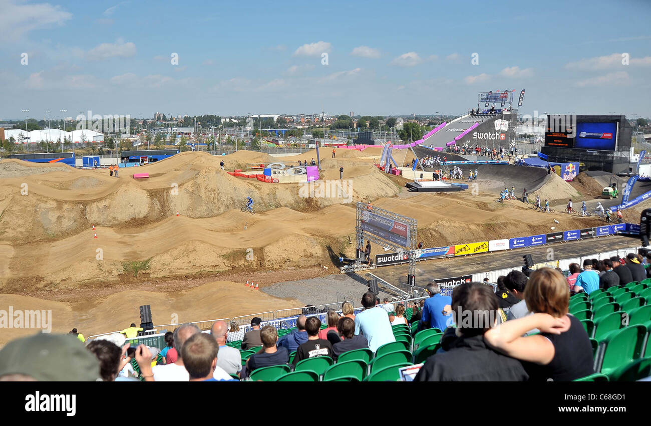 Vista generale della traccia con il Velodromo e la BMX spettatori. UCI BMX Supercross World Cup. Parte di Londra prepara la serie. BMX via. Parco Olimpico. Stratford. Londra. 19/08/2011 Foto Stock