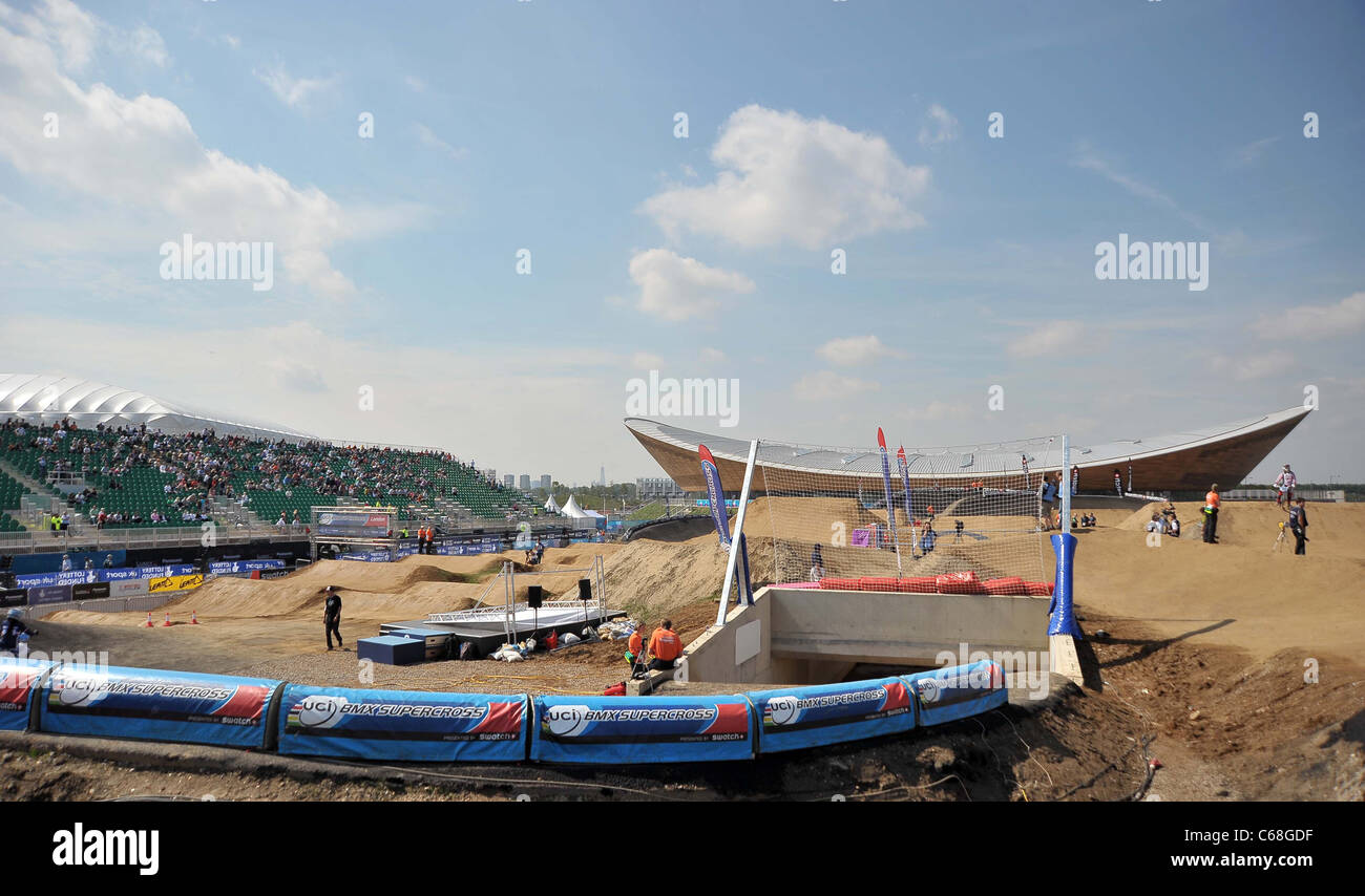 Vista generale della traccia con il Velodromo e la BMX spettatori. UCI BMX Supercross World Cup. Parte di Londra prepara la serie. BMX via. Parco Olimpico. Stratford. Londra. 19/08/2011 Foto Stock