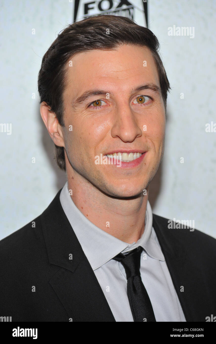 Pablo Schreiber presso gli arrivi per luci spente prima di serie su FX, Hudson Theatre di New York, NY, 5 gennaio 2011. Foto di: Gregorio T. Binuya/Everett Collection Foto Stock