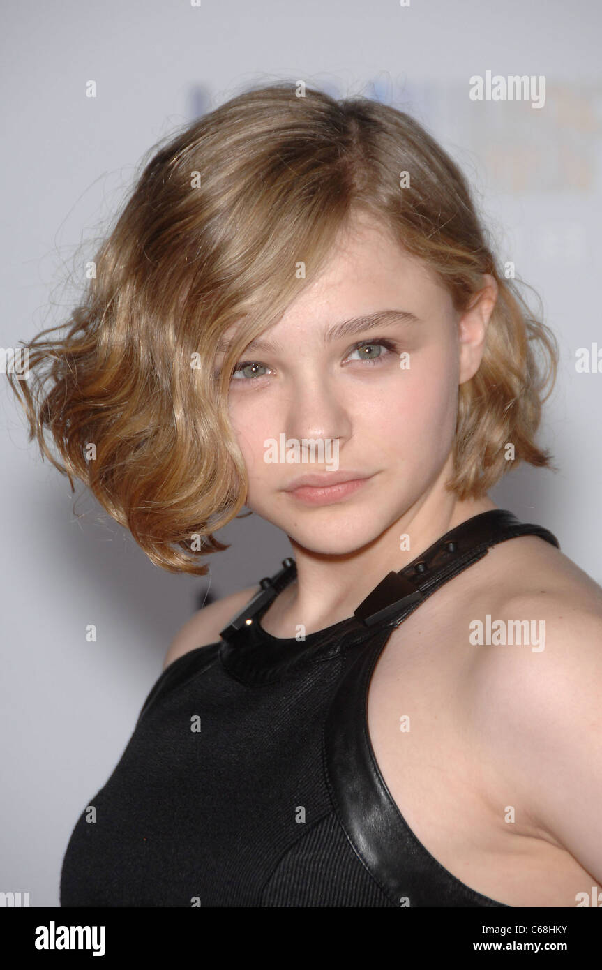 Chloe Grace Moretz presso gli arrivi di IO SONO IL NUMERO QUATTRO Premiere, Village Theatre di Westwood, Los Angeles, CA il 9 febbraio 2011. Foto Da: Michael Germana/Everett Collection Foto Stock