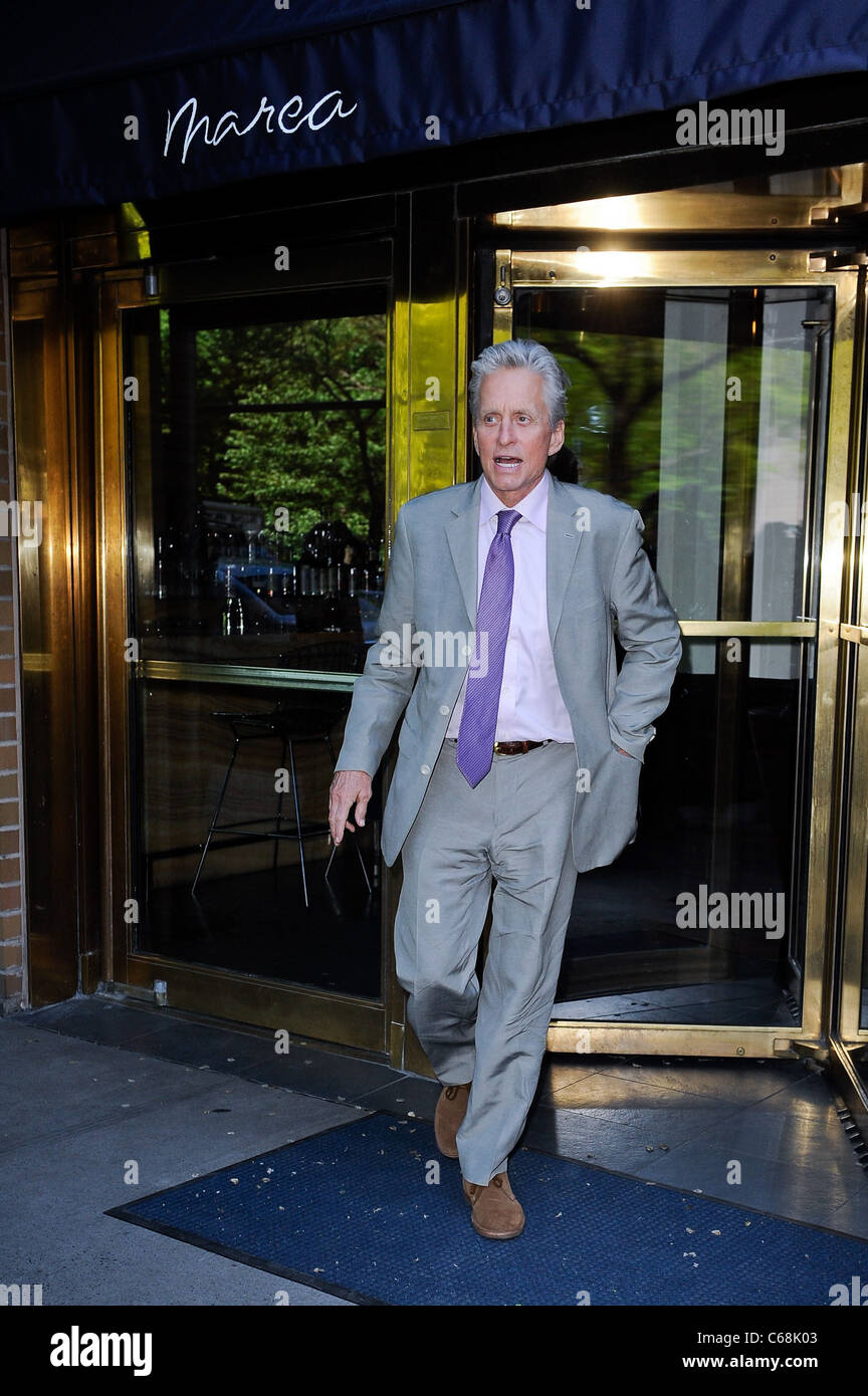 Michael Douglas, foglie Marea ristorante fuori e circa per celebrità CANDIDS - MON, , New York, NY, 9 maggio 2011. Foto di: Ray Tamarra/Everett Collection Foto Stock