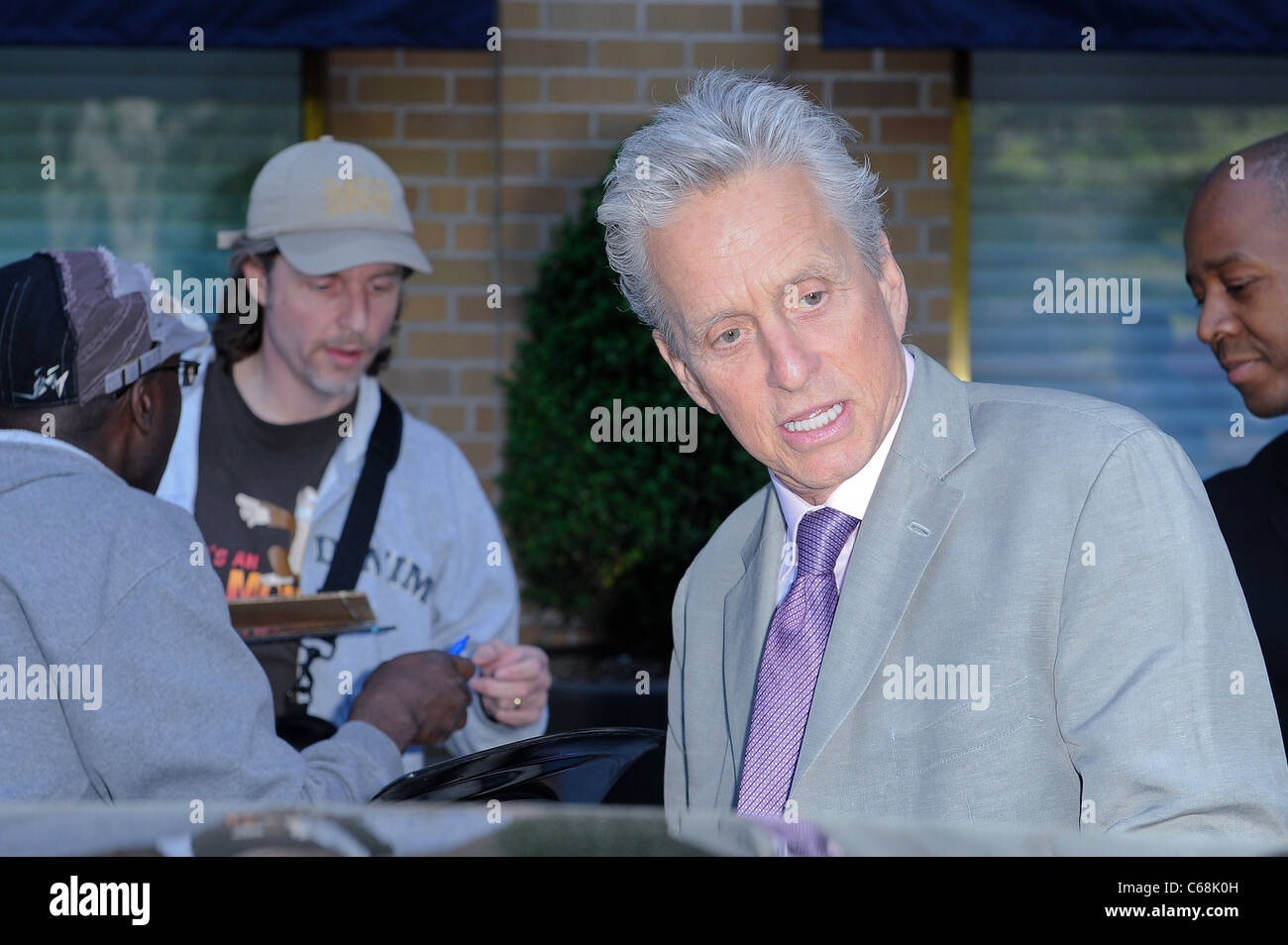 Michael Douglas, foglie Marea ristorante fuori e circa per celebrità CANDIDS - MON, , New York, NY, 9 maggio 2011. Foto di: Ray Tamarra/Everett Collection Foto Stock