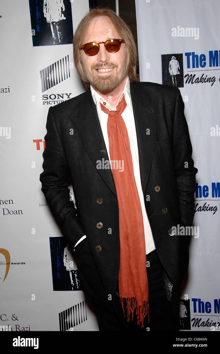 Tom Petty presso gli arrivi per la undicesima edizione del cuore d'Oro Awards, il Beverly Hilton Hotel di Los Angeles, CA Maggio 9, 2011. Foto Da: Michael Foto Stock