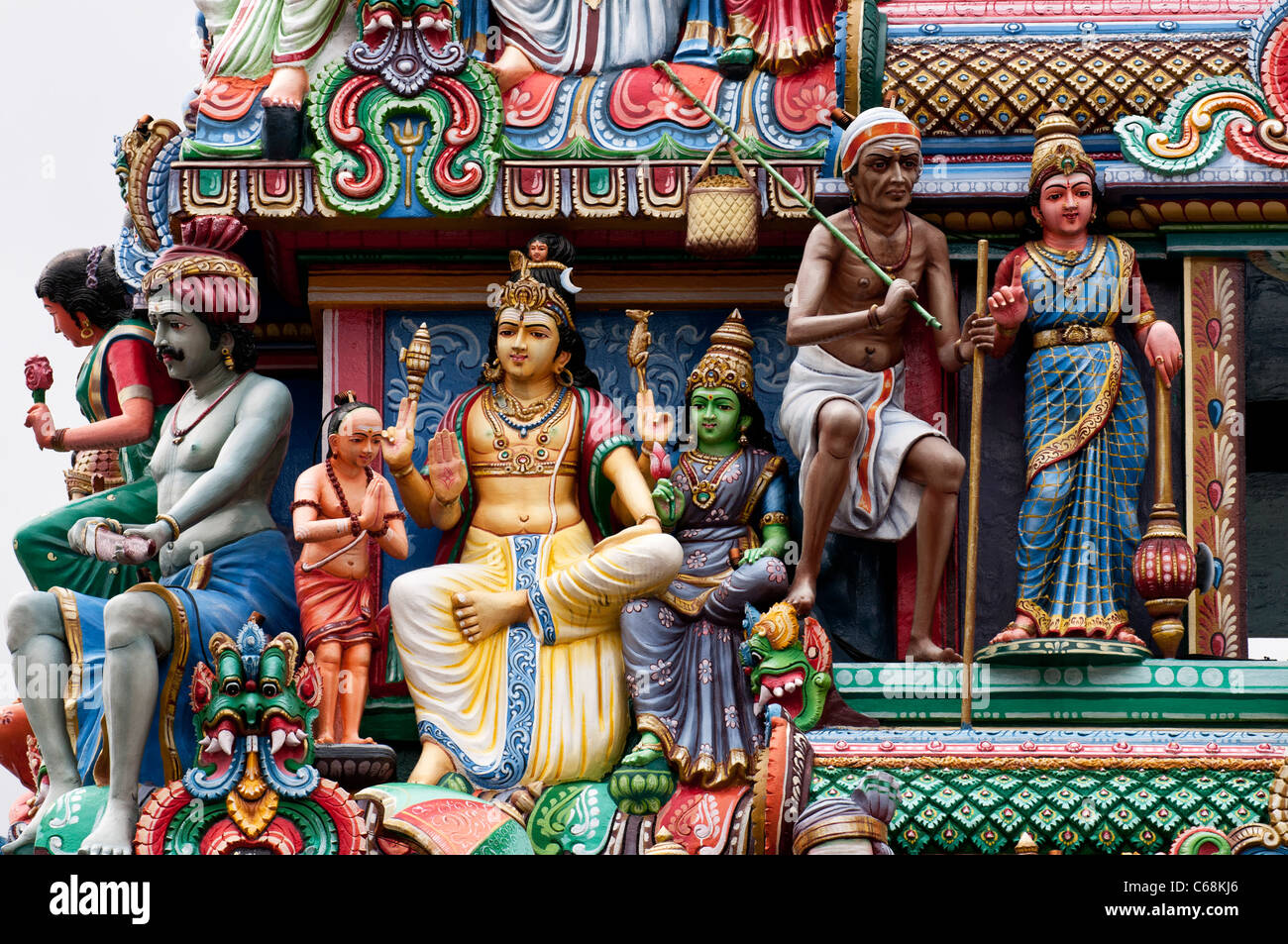 Figure dipinte all'entrata gopuram tower, il Tempio di Sri Mariamman, South Bridge Road, Chinatown, Singapore Foto Stock