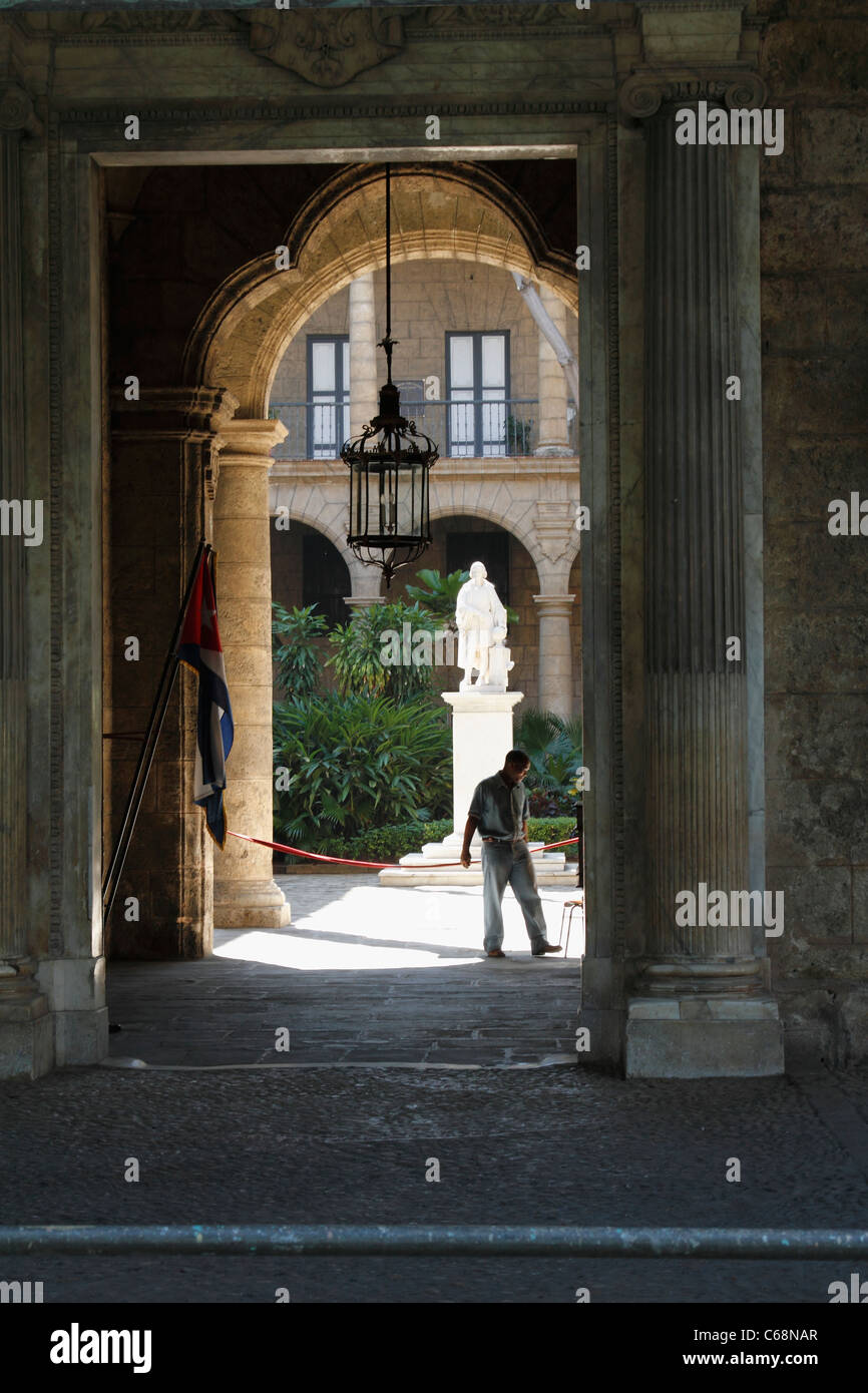 Un cubano di uomo in piedi in uno storico arcade. L'Avana, Cuba, Ottobre 2010 Foto Stock