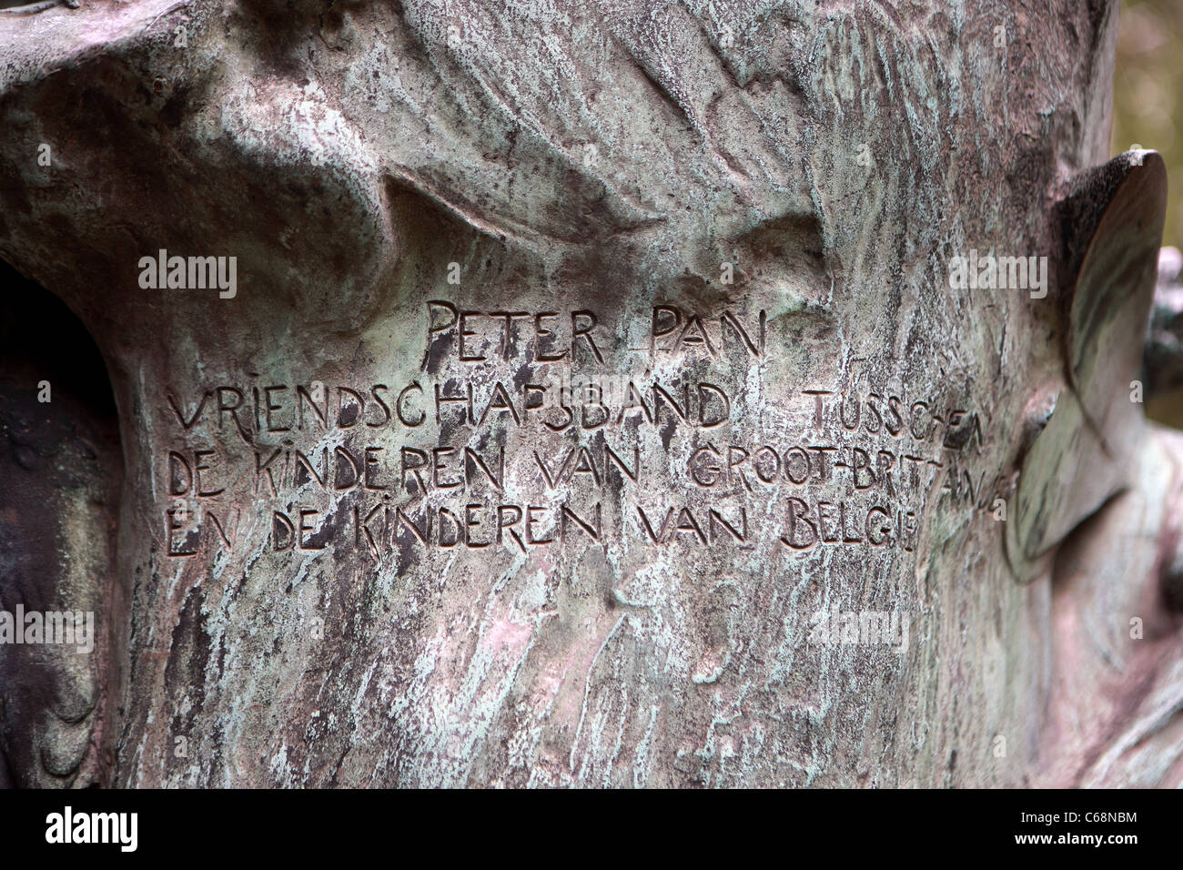 Iscrizione sul Peter Pan statua nel parco Egmont a Bruxelles. Vedere il campo Descrizione per la traduzione in inglese. Foto Stock