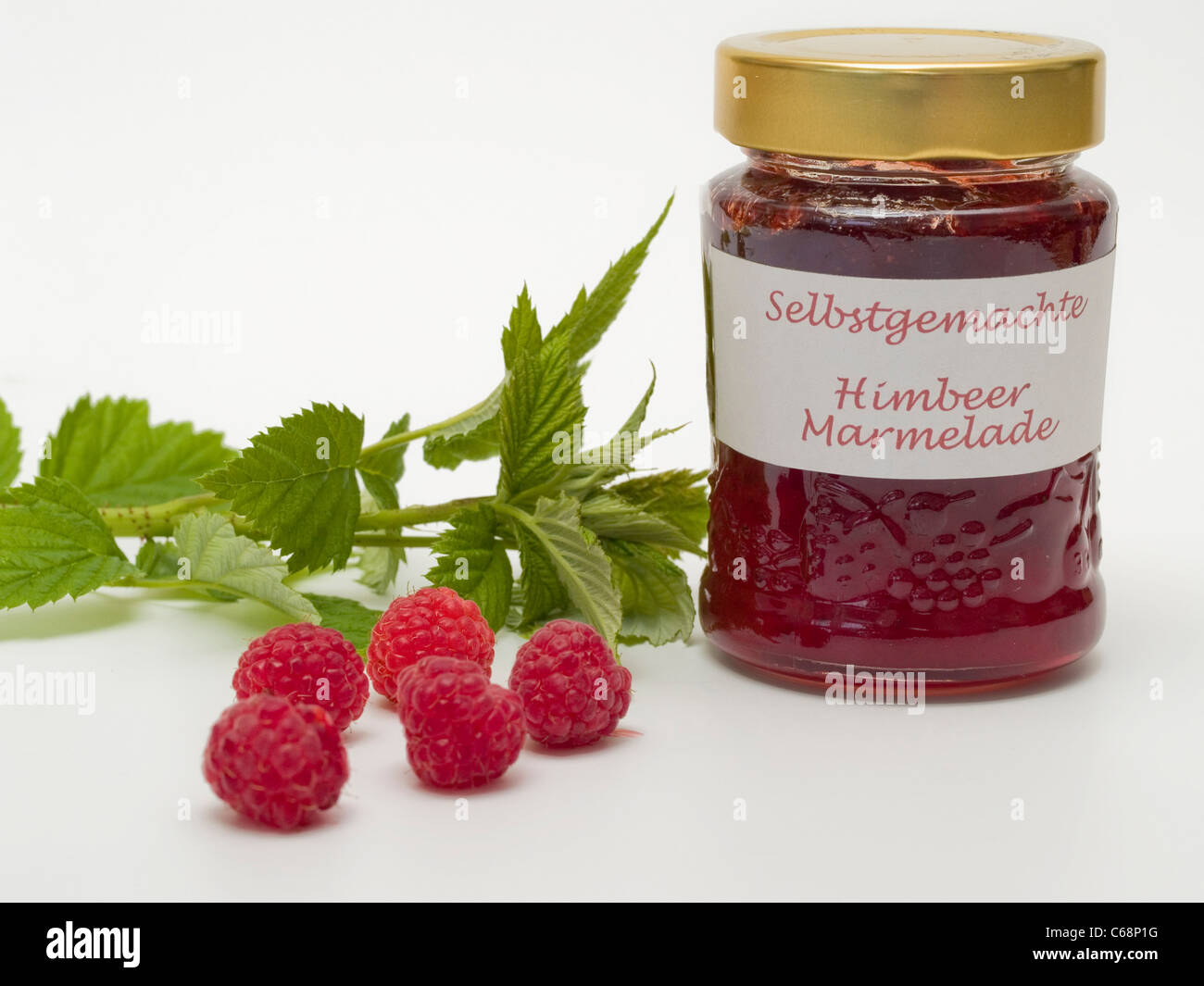 Una fibra di vetro fatti in casa a base di marmellata di lamponi Lamponi, e lampone foglie sono oltre a questo Foto Stock