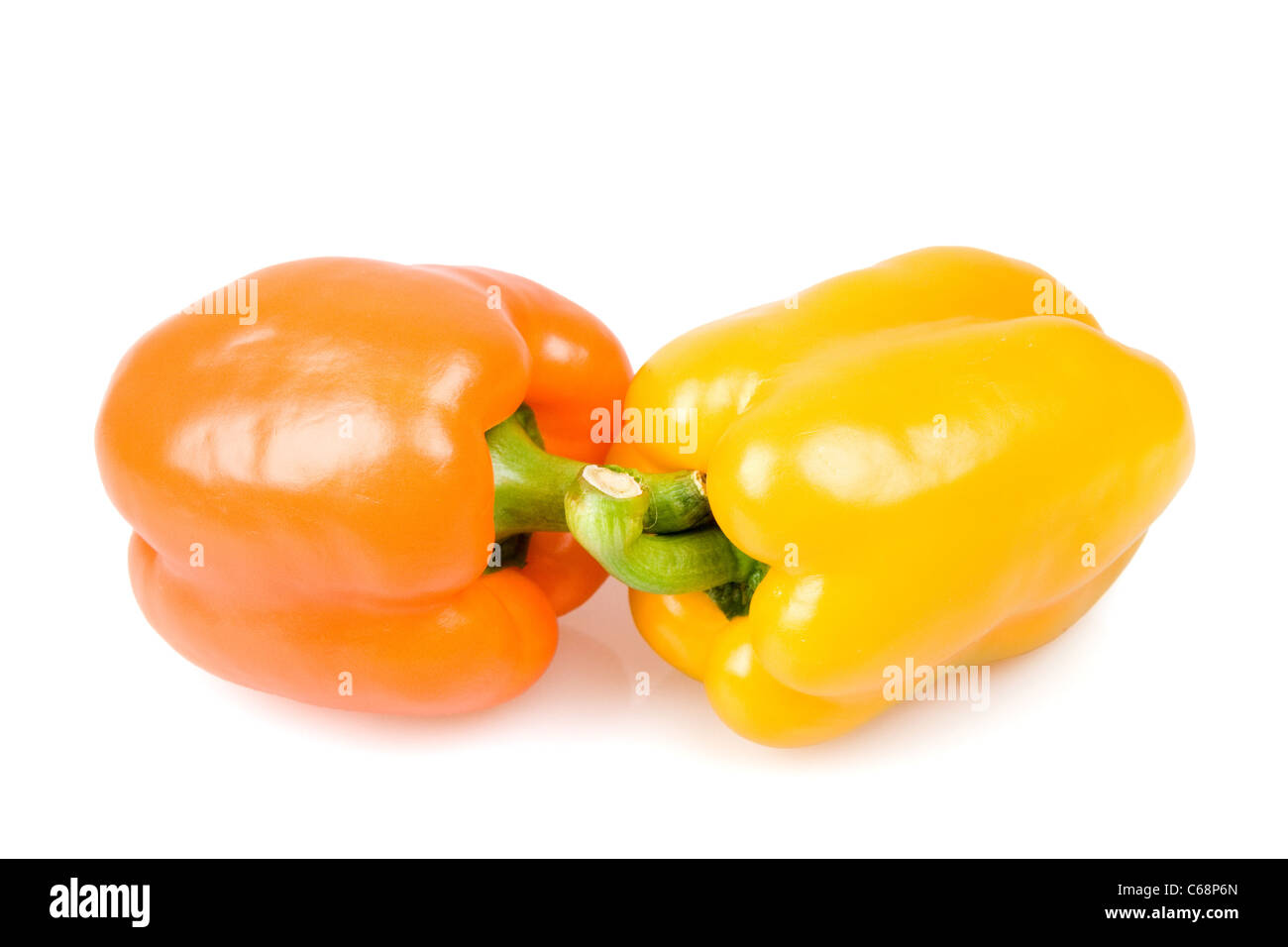 Giallo e arancio peperoni isolato su bianco. Foto Stock