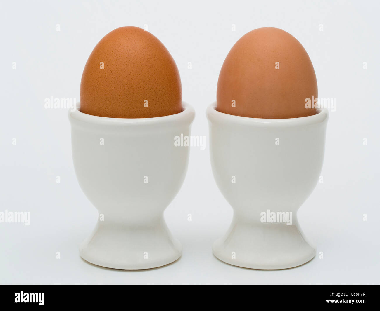 Zwei braunes Hühnereier stehen in Eierbechern | due eggcups con due Brown Hen's uova Foto Stock