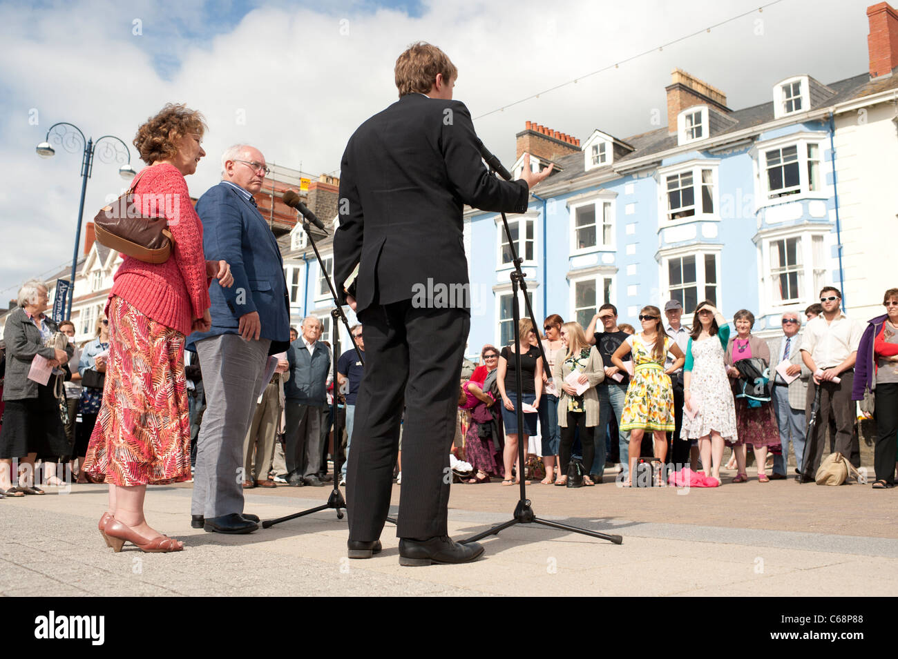 Un uomo di indirizzamento di un cristiano evangelico all'aperto Servizio di culto sul lungomare a Aberystwyth Wales UK Foto Stock