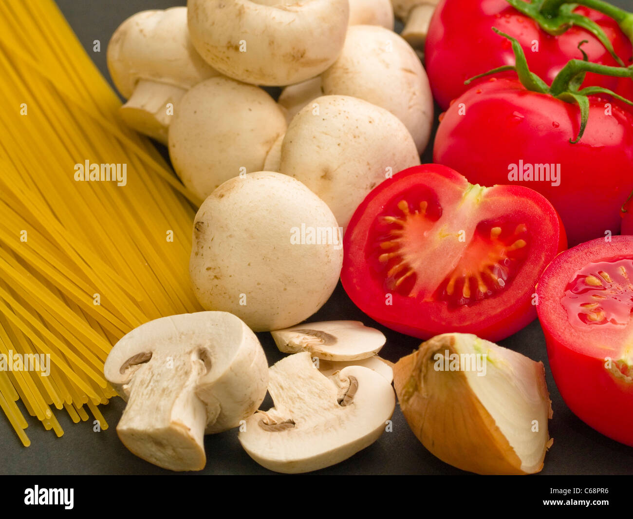 Tomaten, Campignons und Spaghetti | pomodori, funghi e spaghetti Foto Stock
