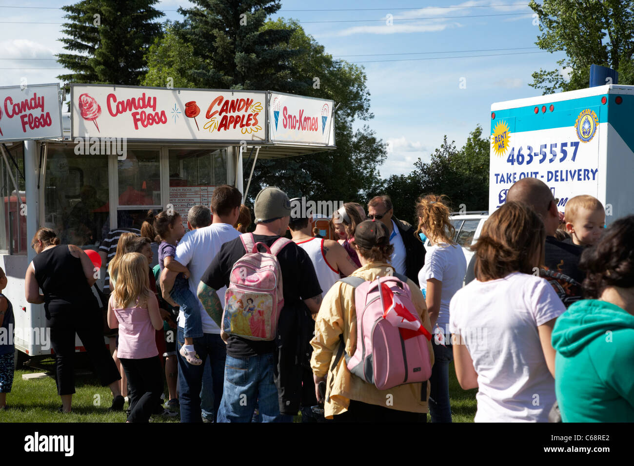 La gente in coda per il Candy Floss uno stand alla fiera outdoor evento Saskatoon Saskatchewan Canada - CS5 Foto Stock