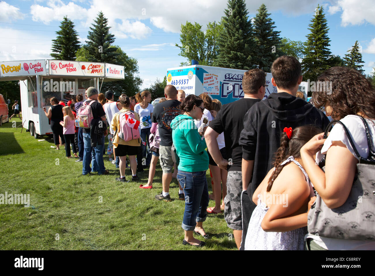 La gente in coda per il Candy Floss uno stand alla fiera outdoor evento Saskatoon Saskatchewan Canada - CS2 Foto Stock